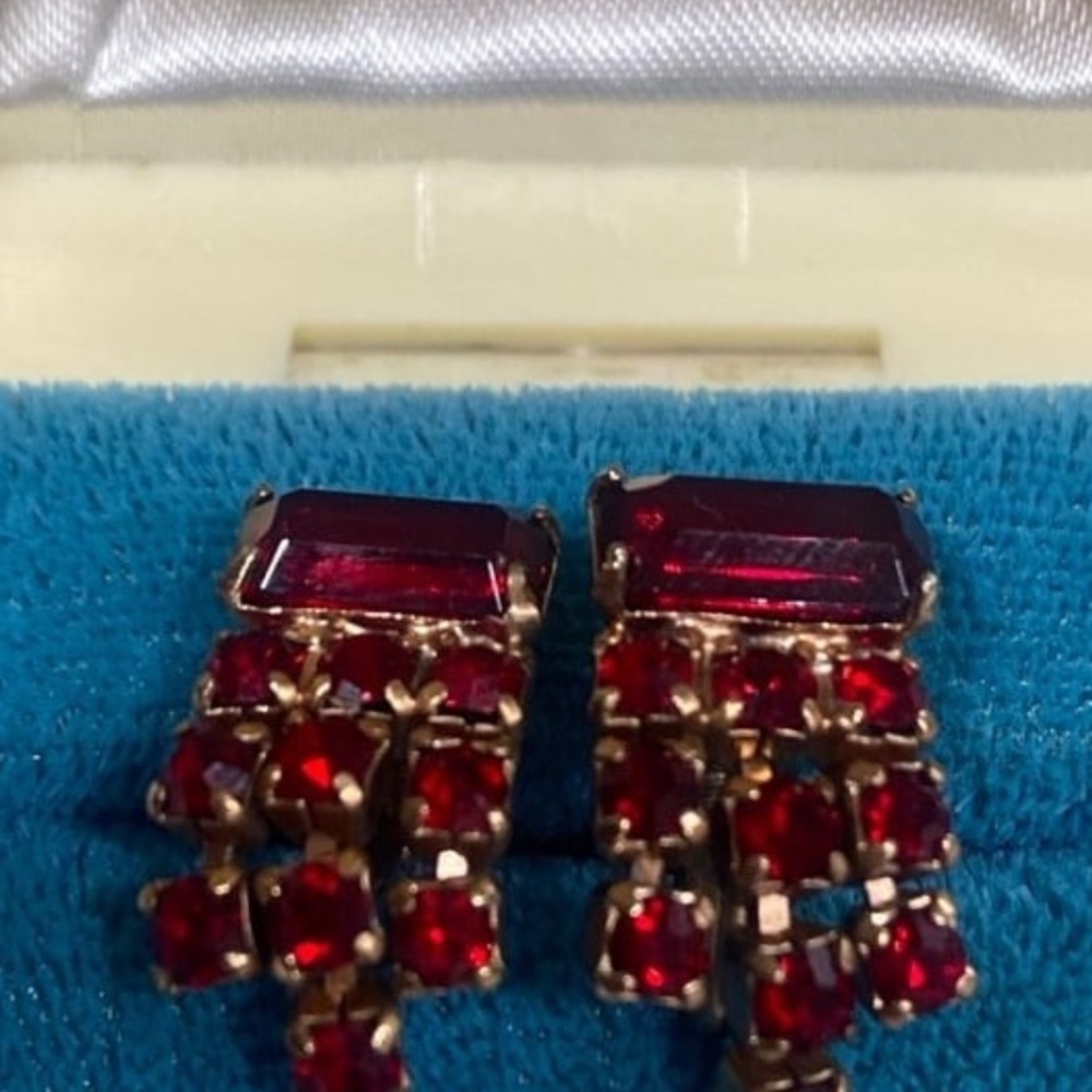 Elegant Vintage Red Ruby (faux) Crystal Earrings - screw on- Simple elegance - Picture 3 of 4